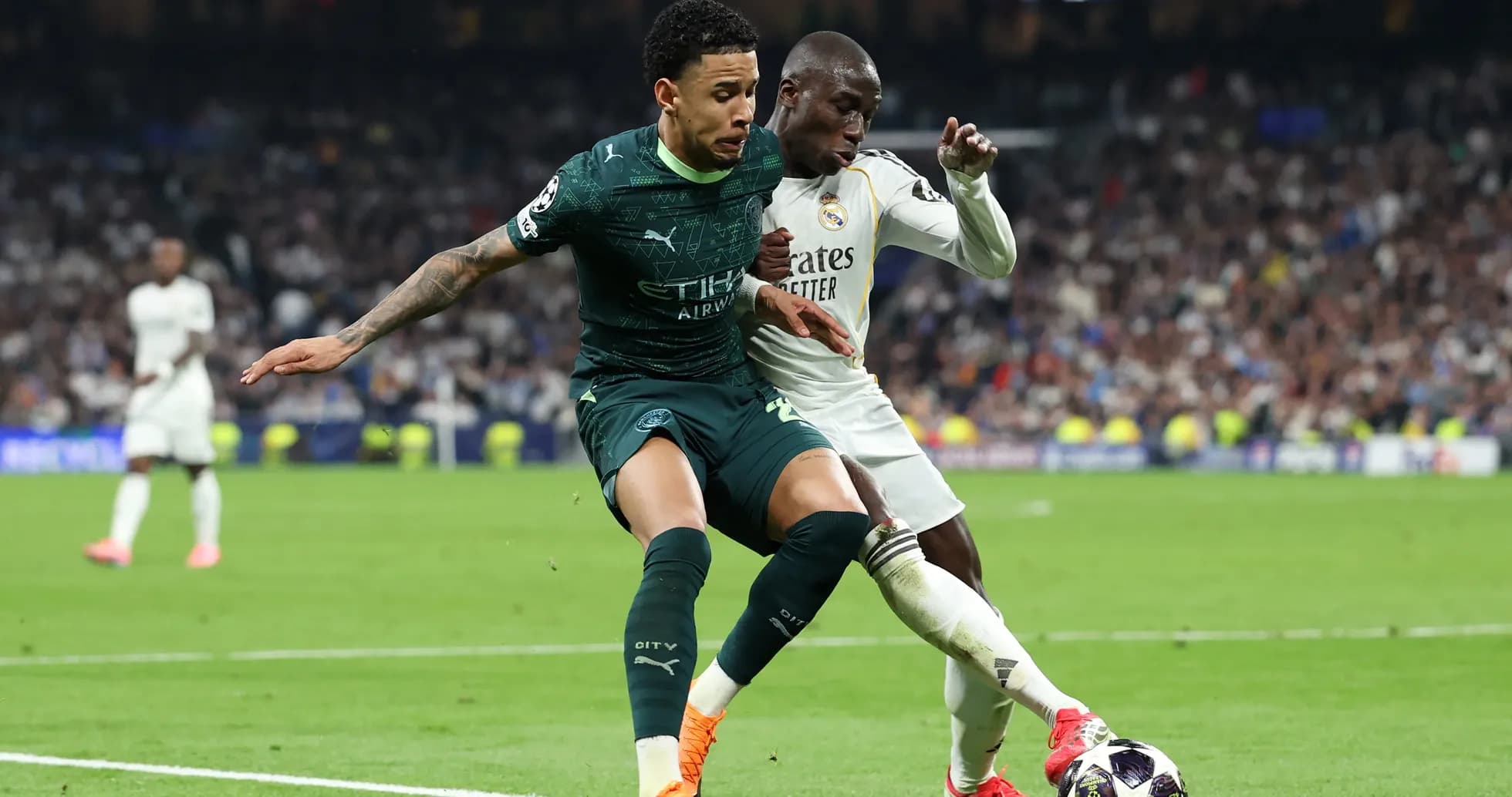 Jugadores compitiendo por el balón en partido Jugadores compitiendo por el balón en partido