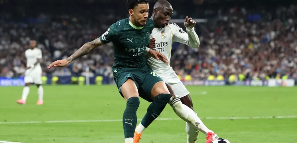 Jugadores compitiendo por el balón en partido Jugadores compitiendo por el balón en partido