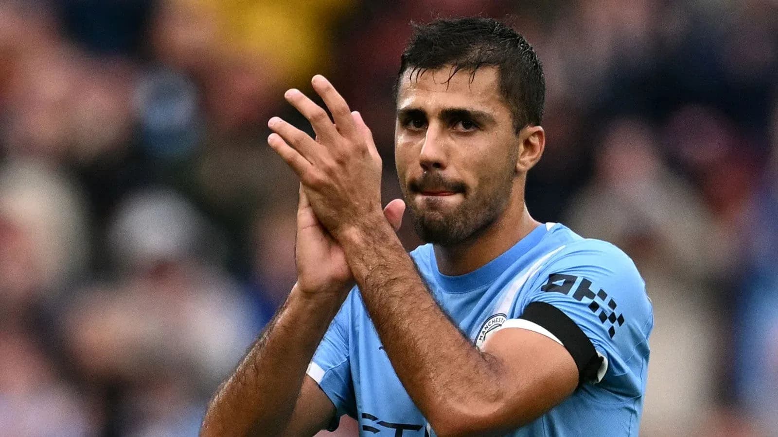 Jugador aplaudiendo a la afición tras el partido Jugador aplaudiendo a la afición tras el partido