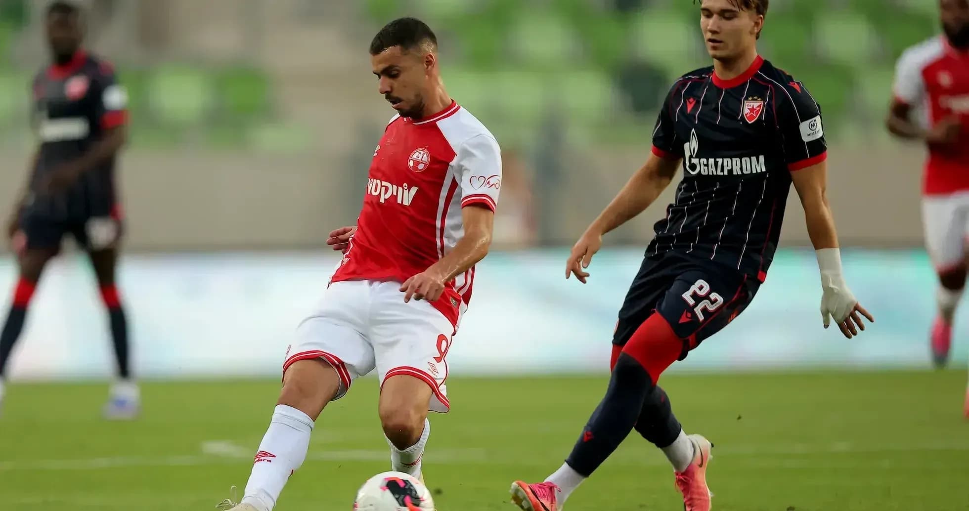 Jugadores de FK Crvena Zvezda y Hapoel Beer Sheva en acción Jugadores de FK Crvena Zvezda y Hapoel Beer Sheva en acción
