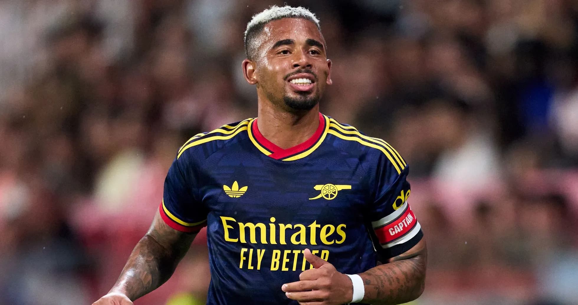 Jugador de Arsenal con camiseta de capitán en acción Jugador de Arsenal con camiseta de capitán en acción