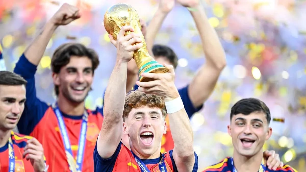 Jugador español levantando el trofeo de la Copa Mundial Jugador español levantando el trofeo de la Copa Mundial