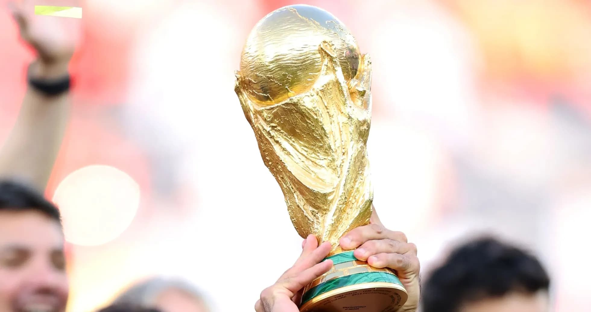 Trofeo de la Copa del Mundo sostenido por jugadores Trofeo de la Copa del Mundo sostenido por jugadores