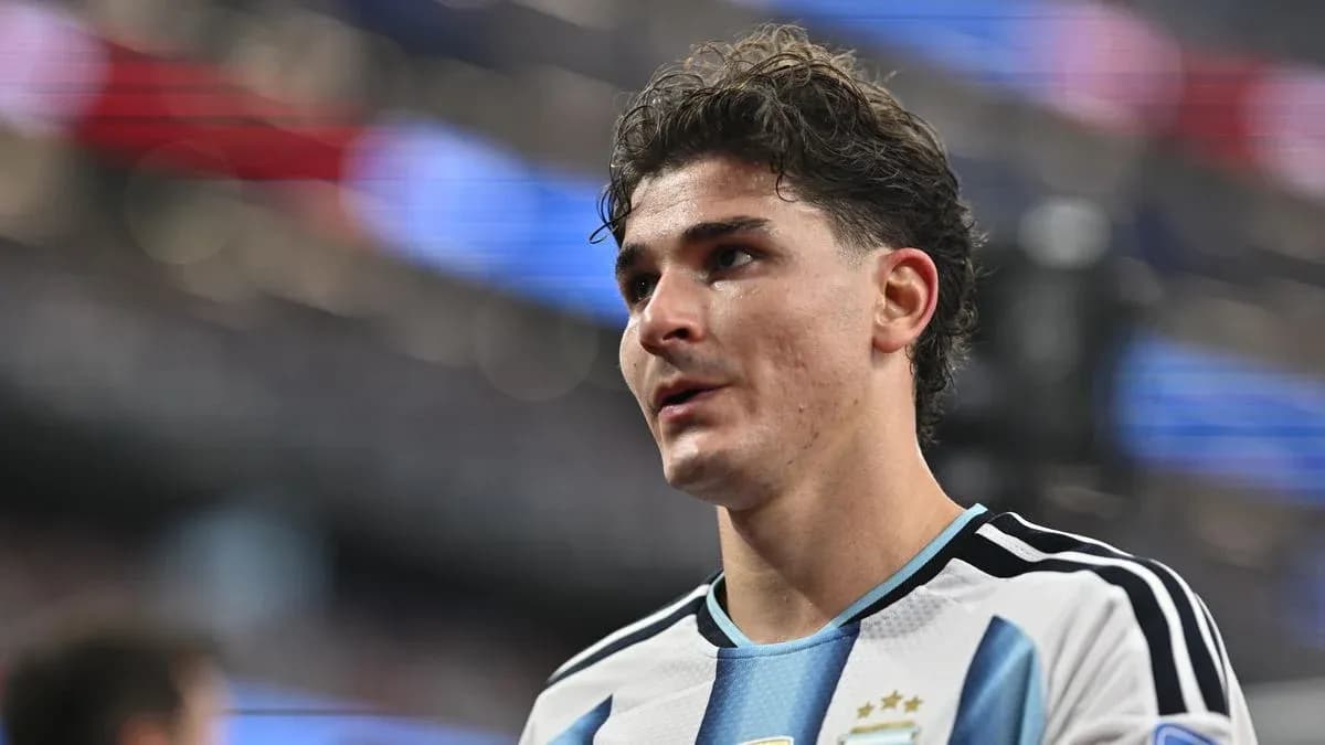 Jugador de Argentina en el campo durante un partido Jugador de Argentina en el campo durante un partido