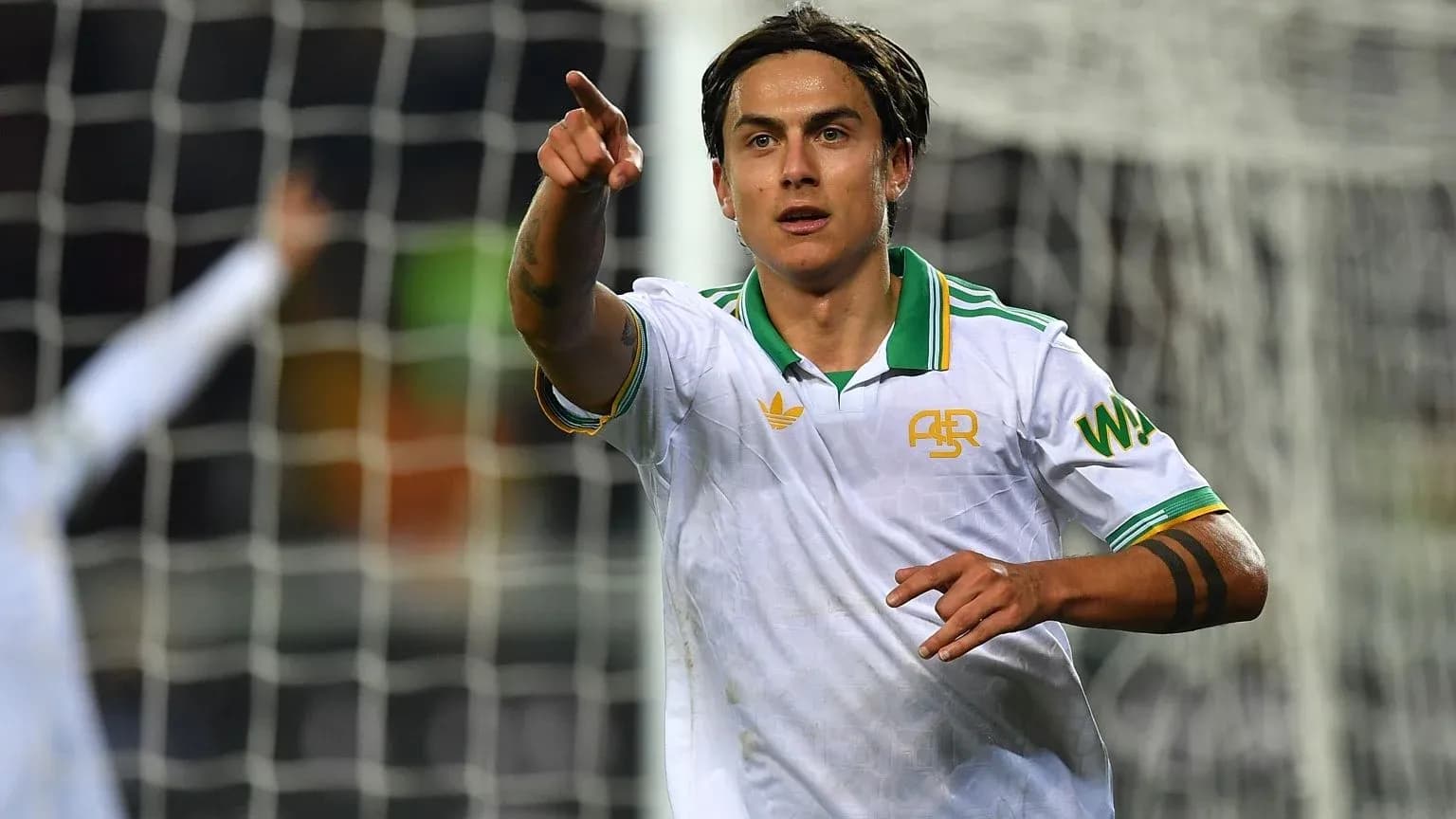 Jugador señalando hacia el campo tras anotar un gol Jugador señalando hacia el campo tras anotar un gol