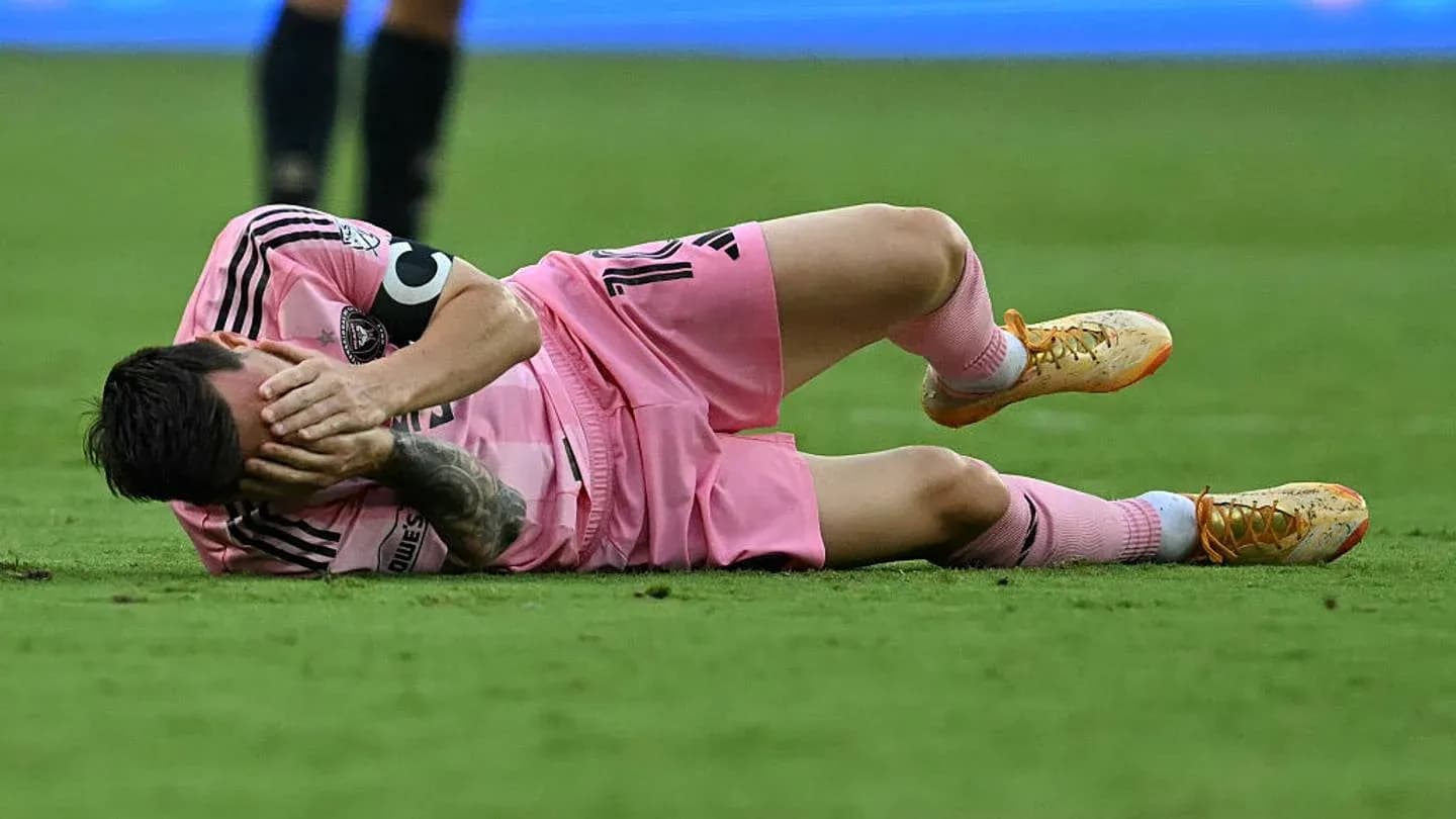 Jugador caído en el campo con uniforme rosa Jugador caído en el campo con uniforme rosa