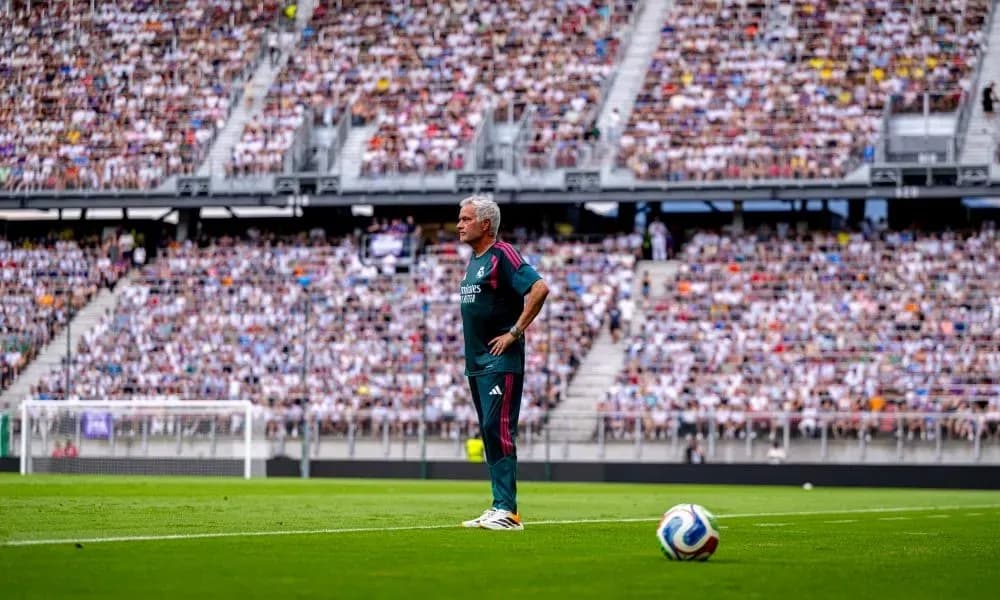 Entrenador observando el partido desde la línea de banda Entrenador observando el partido desde la línea de banda