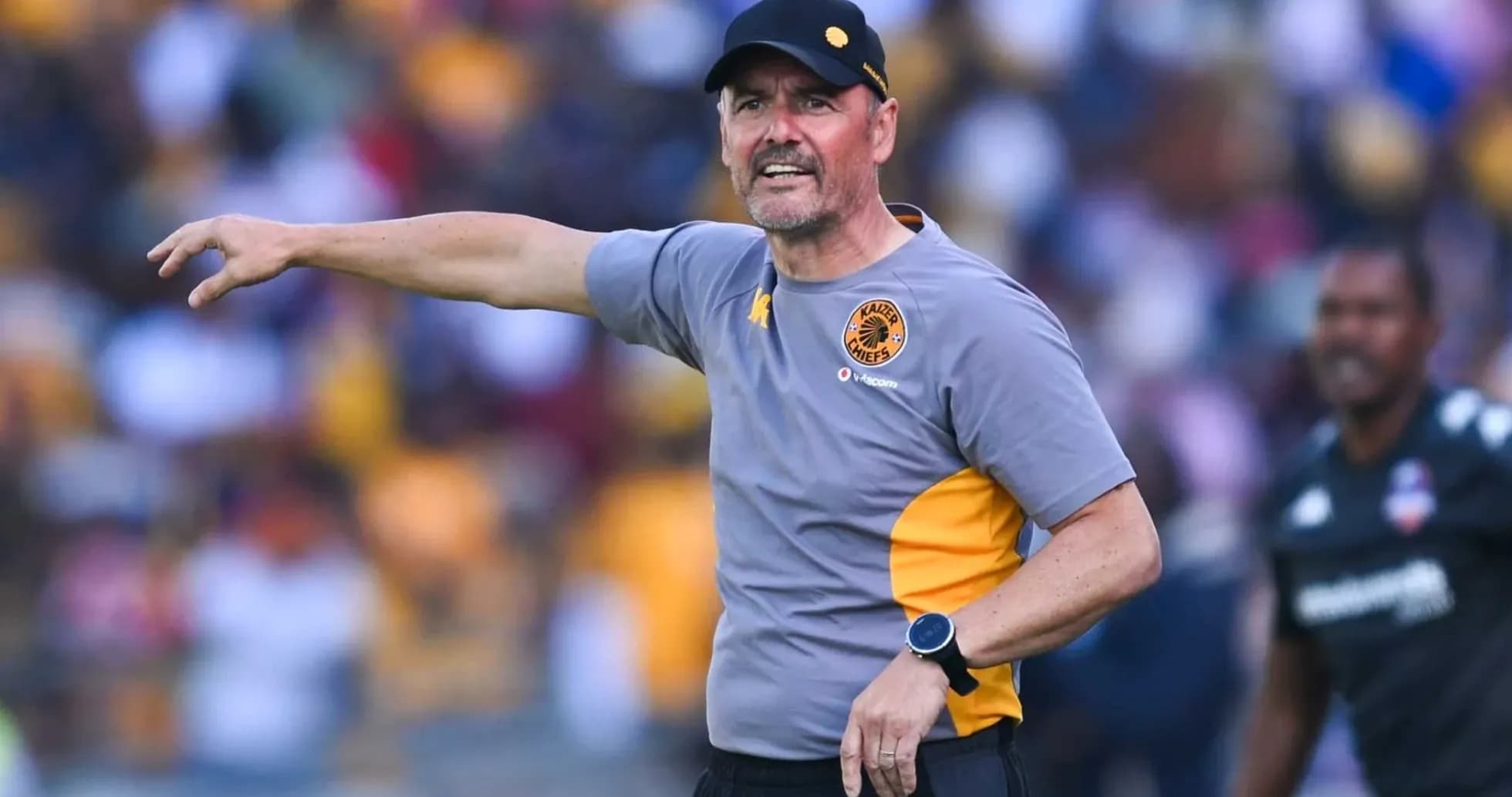 Entrenador de Kaizer Chiefs dirigiendo a su equipo Entrenador de Kaizer Chiefs dirigiendo a su equipo