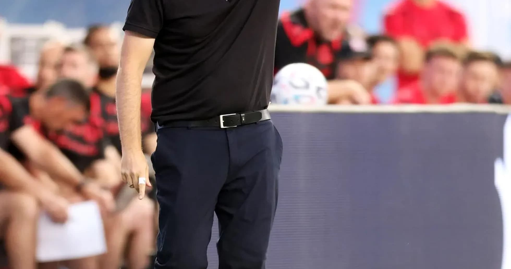 Entrenador dirigiendo a su equipo durante el partido Entrenador dirigiendo a su equipo durante el partido