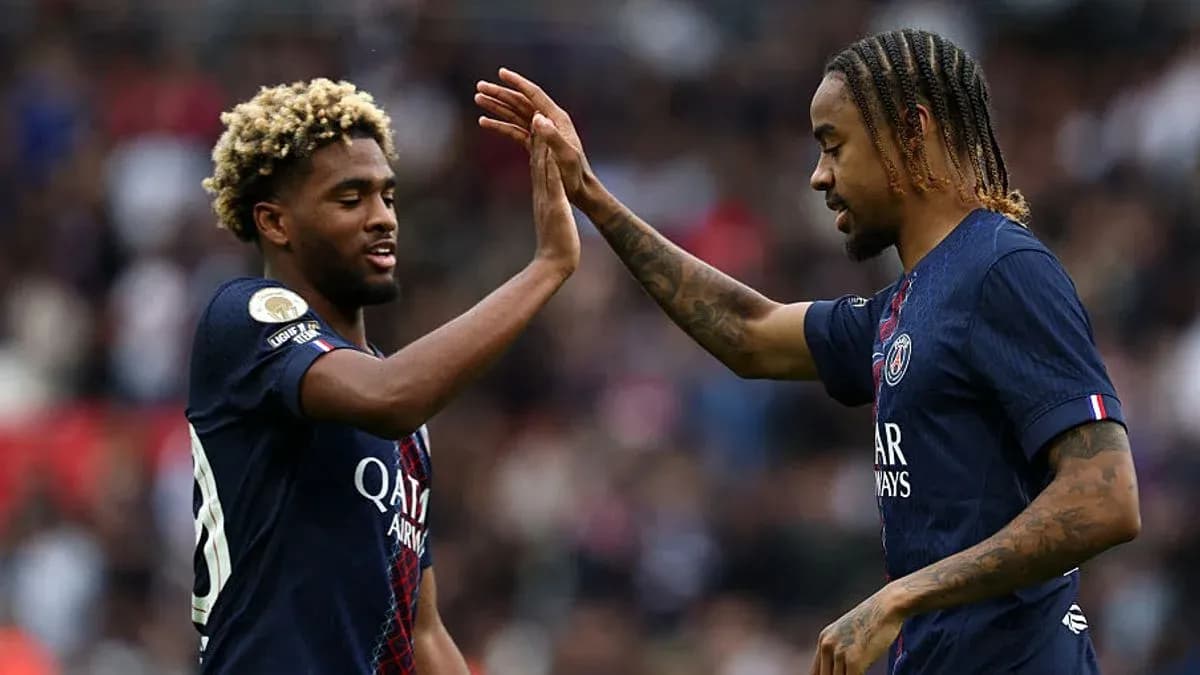 Jugadores de PSG chocando las manos en el campo Jugadores de PSG chocando las manos en el campo
