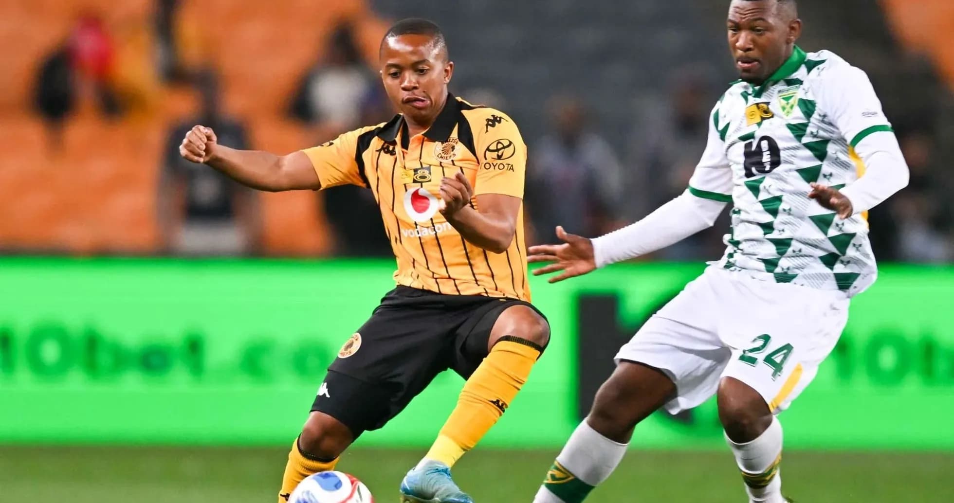 Jugador de Kaizer Chiefs controla el balón durante partido Jugador de Kaizer Chiefs controla el balón durante partido
