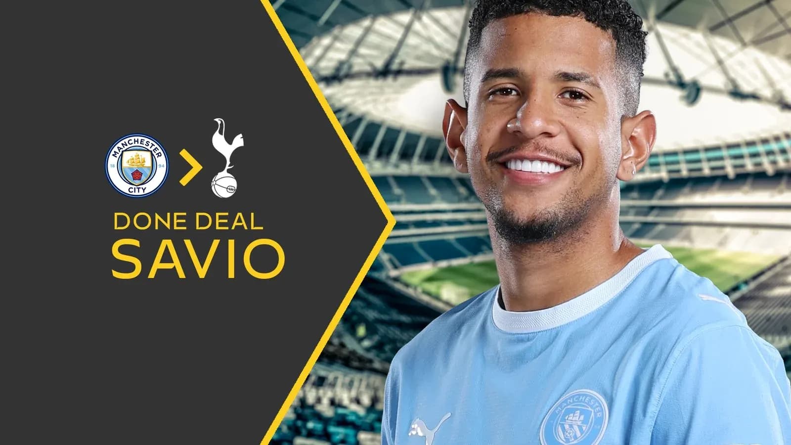 Savio sonriente con camiseta de Manchester City Savio sonriente con camiseta de Manchester City