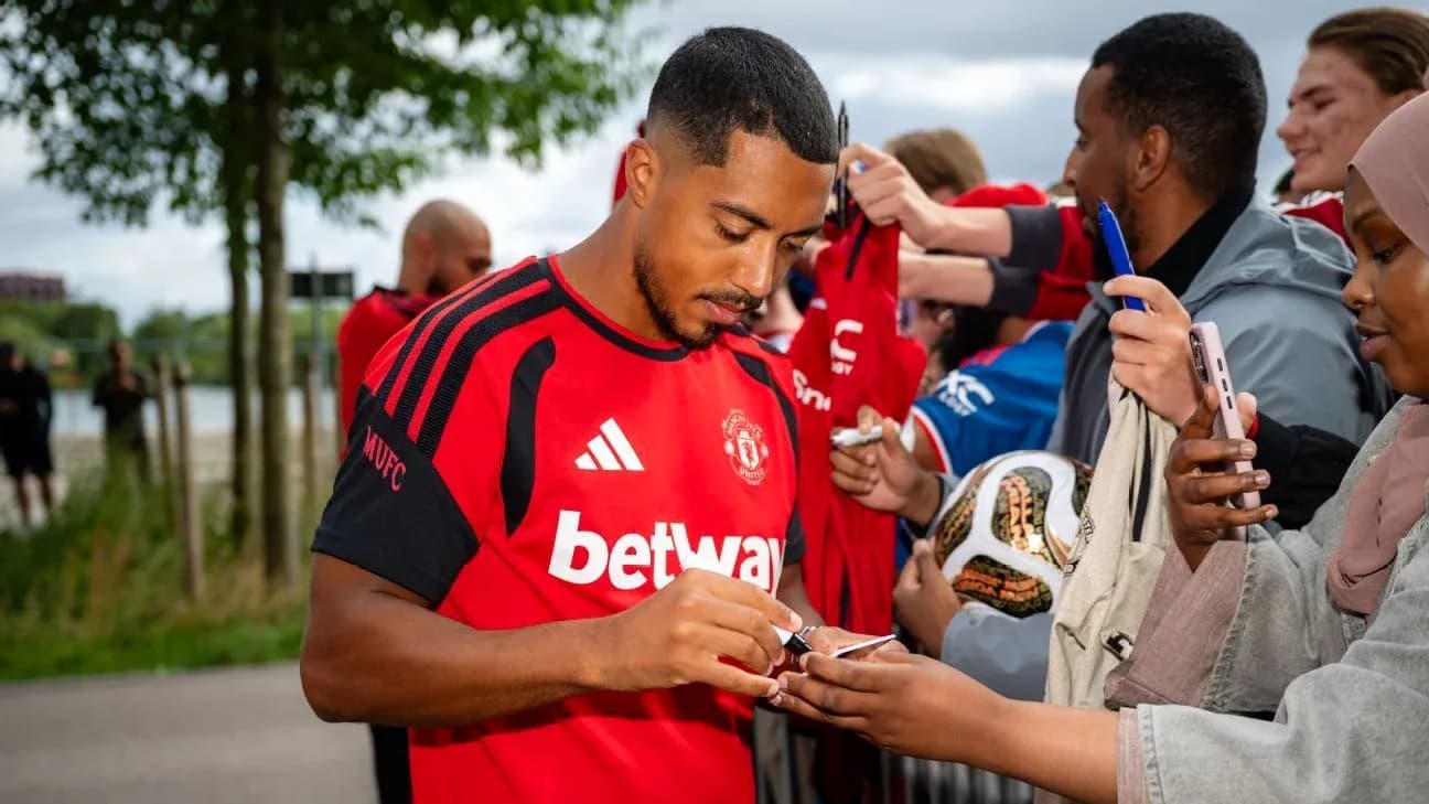 Jugador de Manchester United firmando autógrafos a aficionados Jugador de Manchester United firmando autógrafos a aficionados