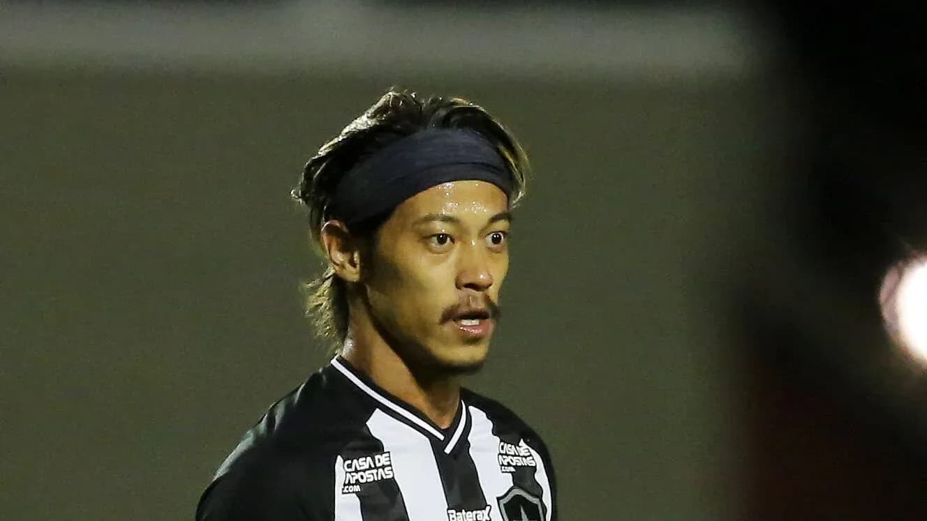 Jugador en acción con camiseta negra y blanca Jugador en acción con camiseta negra y blanca