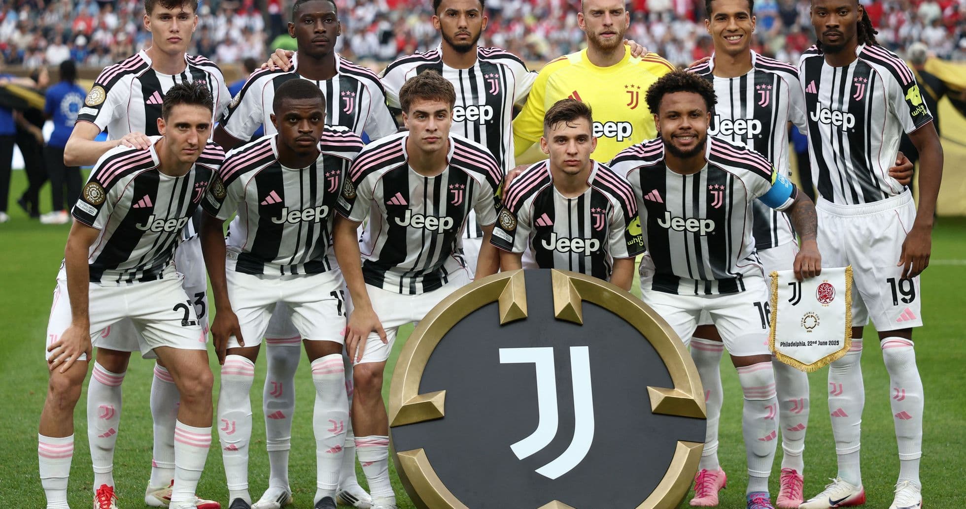 Jugadores de Juventus posando con el logo del club Jugadores de Juventus posando con el logo del club