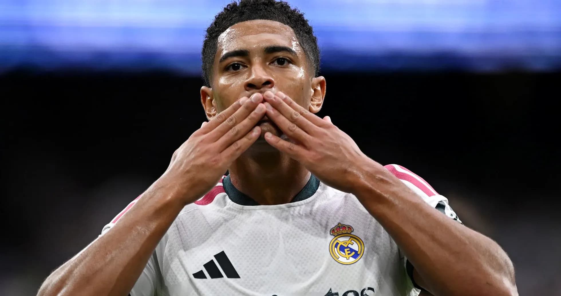 Jugador de Real Madrid celebrando con gestos de beso Jugador de Real Madrid celebrando con gestos de beso