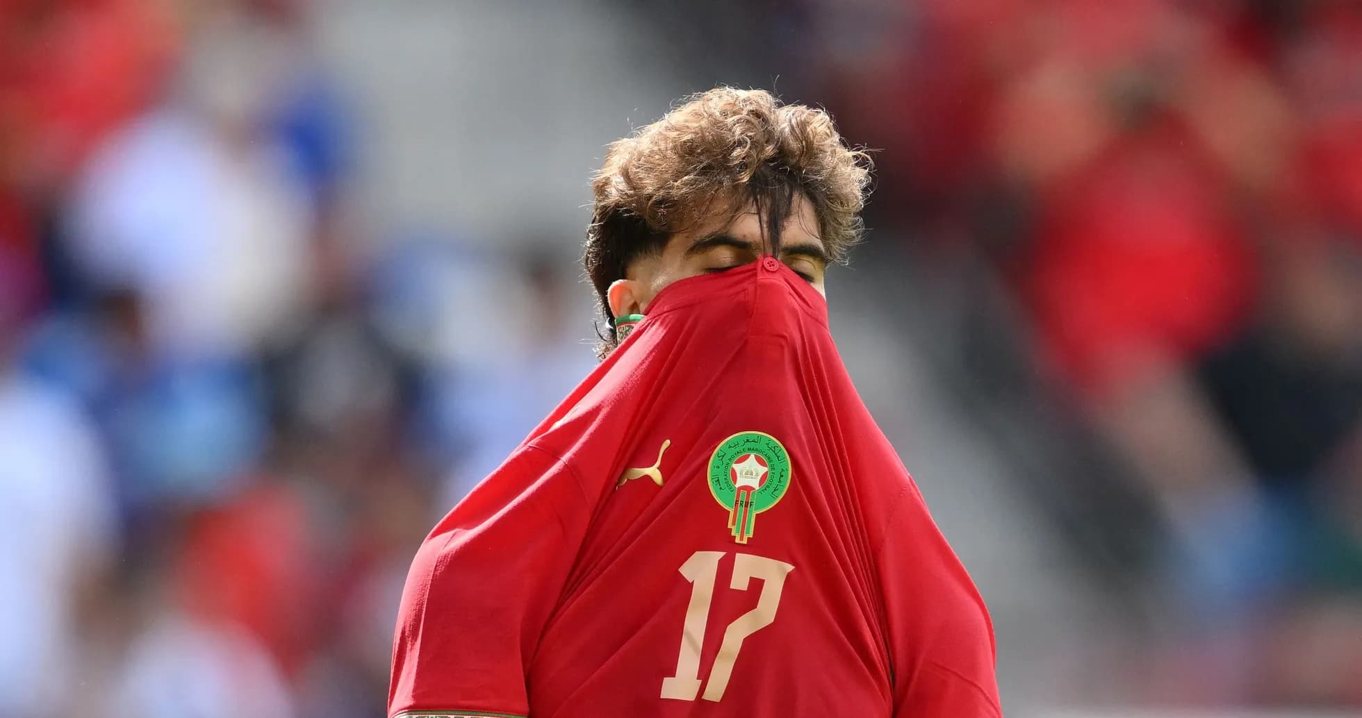 Jugador de Marruecos cubriendo su cara con la camiseta Jugador de Marruecos cubriendo su cara con la camiseta