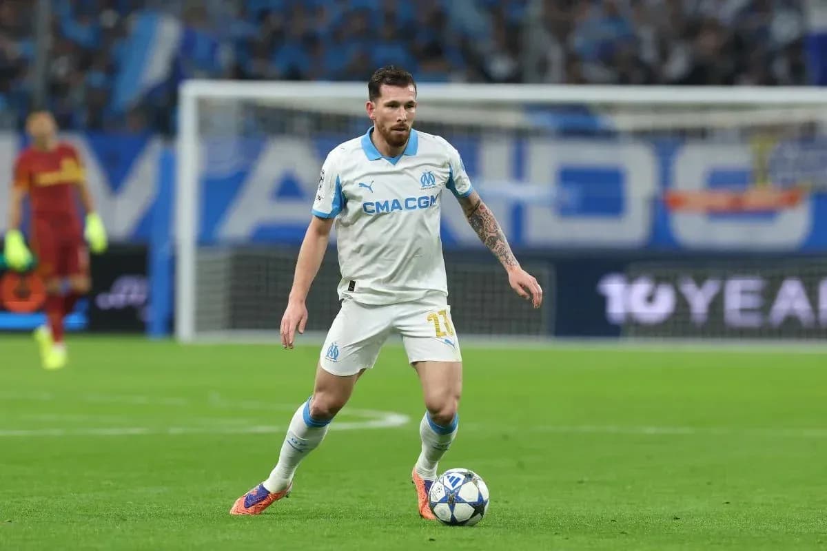 Jugador del Olympique de Marsella controlando el balón Jugador del Olympique de Marsella controlando el balón
