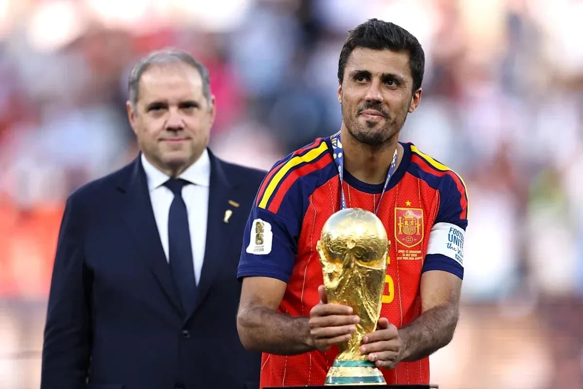 Jugador sosteniendo la Copa del Mundo en ceremonia Jugador sosteniendo la Copa del Mundo en ceremonia