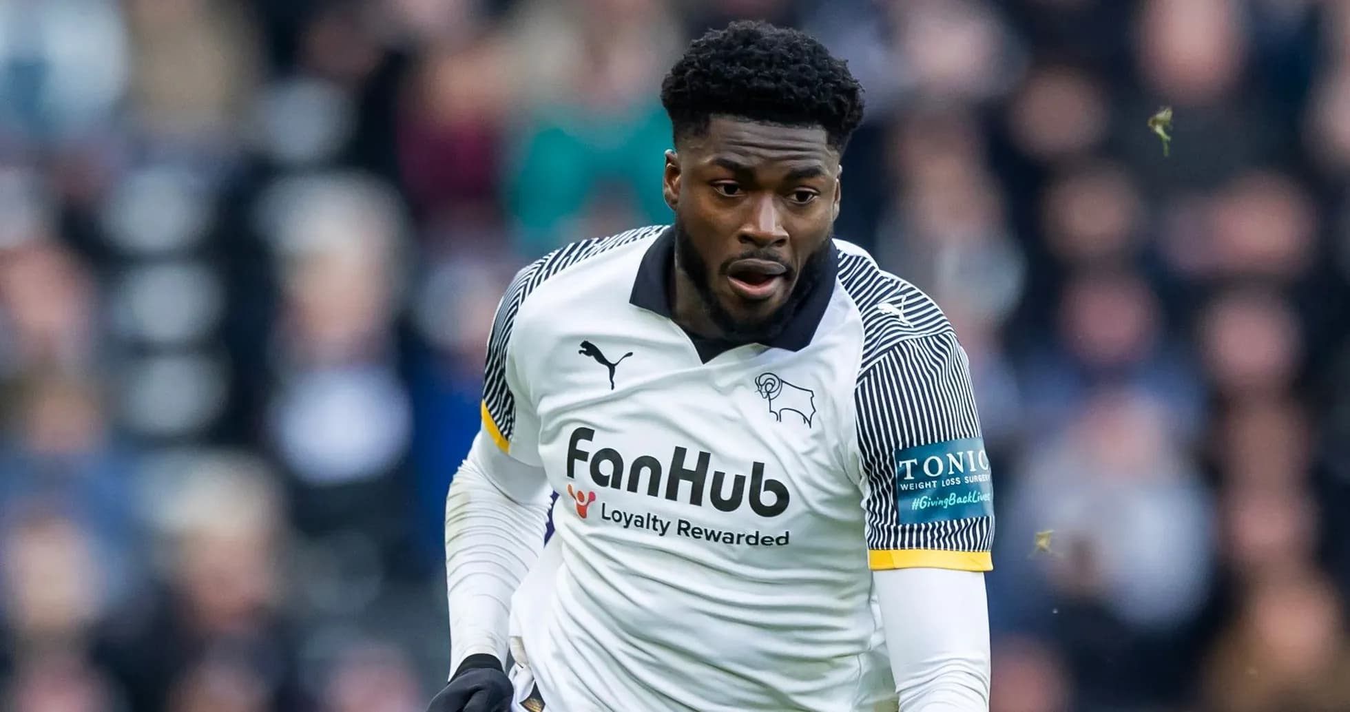 Jugador de fútbol corriendo en camiseta de Derby County Jugador de fútbol corriendo en camiseta de Derby County