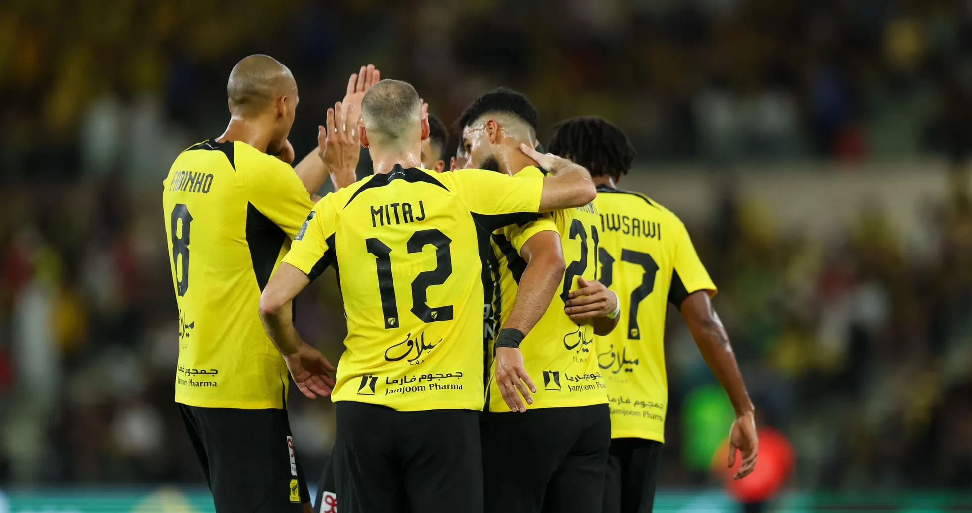 Jugadores del equipo celebrando en el campo Jugadores del equipo celebrando en el campo