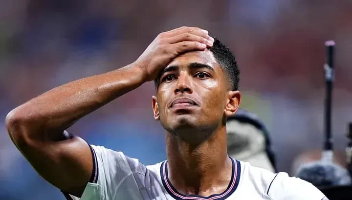 Jugador sosteniendo la cabeza durante el partido Jugador sosteniendo la cabeza durante el partido