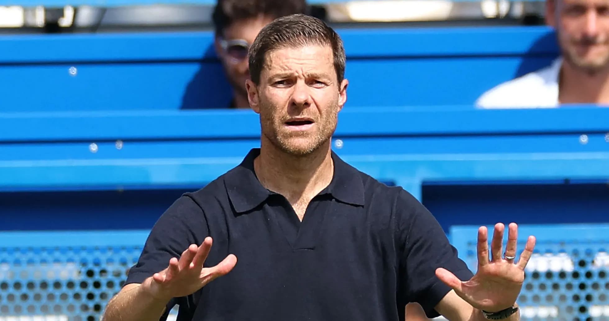 Entrenador gesticulando en el banquillo durante el partido Entrenador gesticulando en el banquillo durante el partido