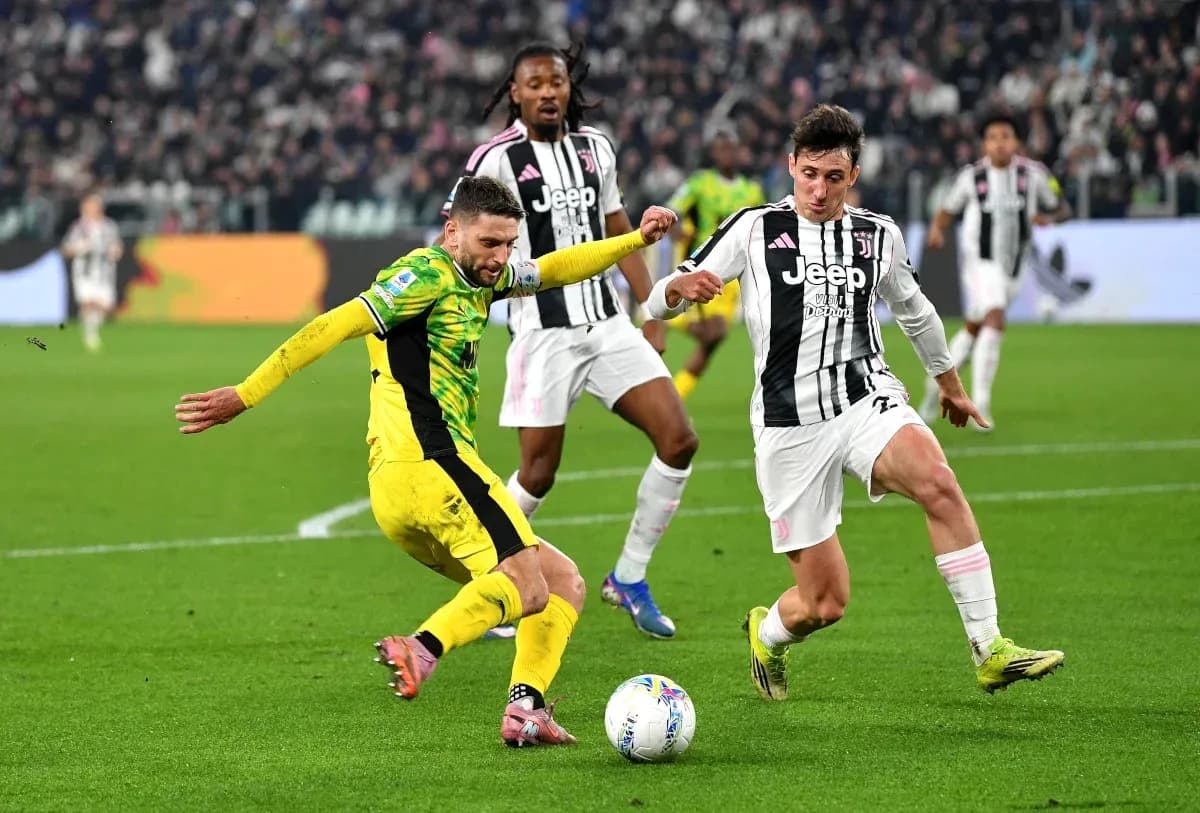 Jugadores de Juventus y rival luchando por el balón Jugadores de Juventus y rival luchando por el balón