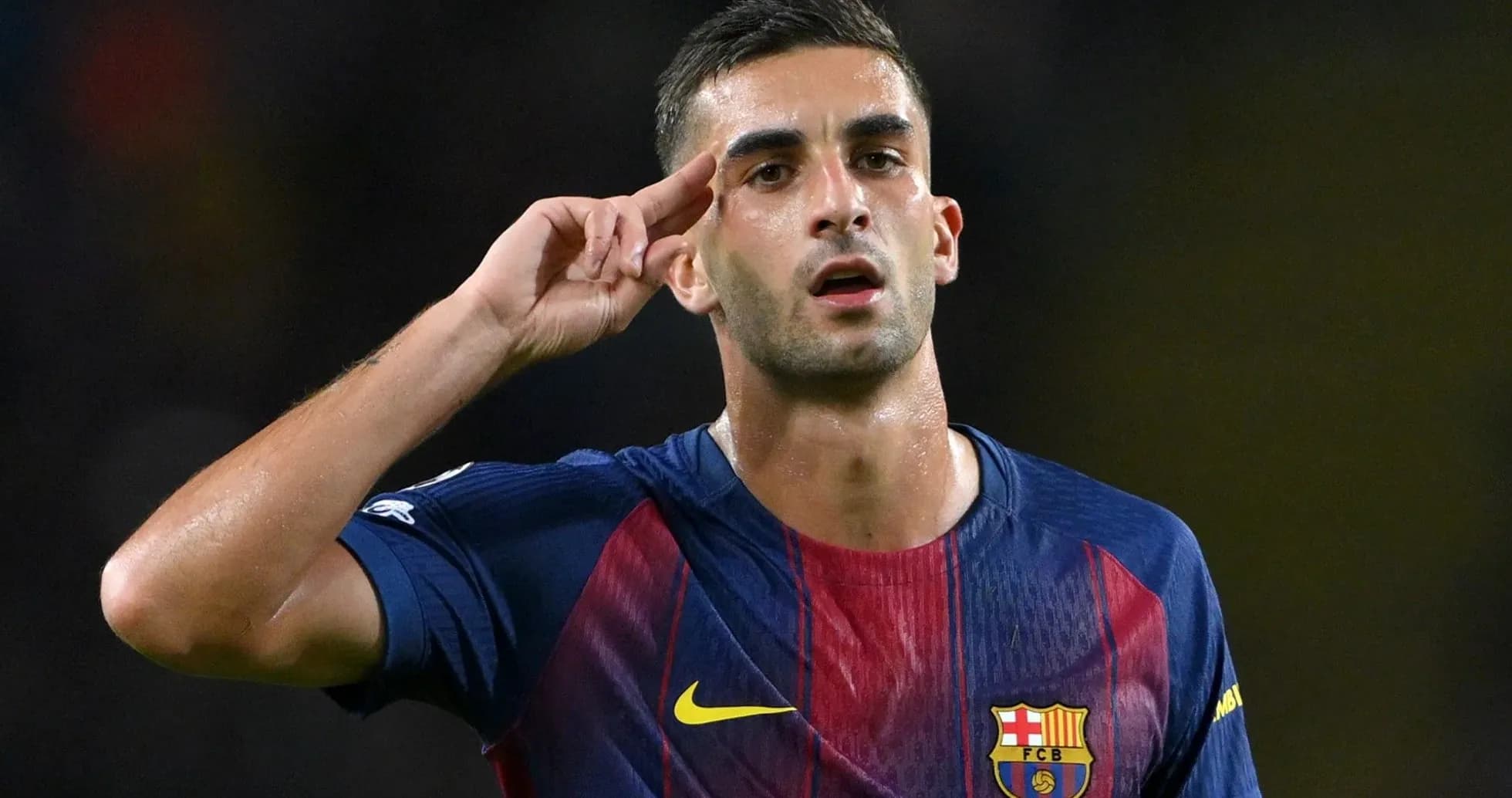 Jugador de Barcelona saludando tras anotar un gol Jugador de Barcelona saludando tras anotar un gol
