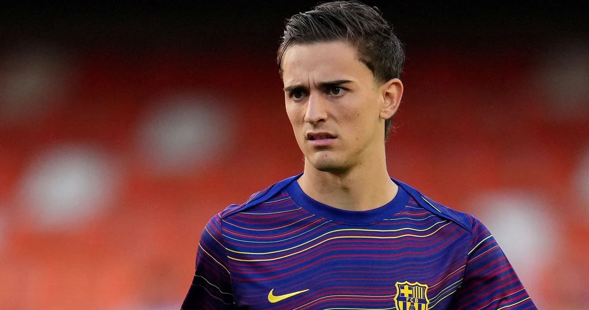 Jugador del FC Barcelona en uniforme de calentamiento Jugador del FC Barcelona en uniforme de calentamiento