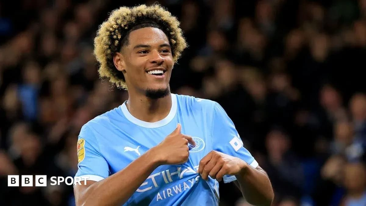 Jugador de Manchester City celebrando con una sonrisa Jugador de Manchester City celebrando con una sonrisa