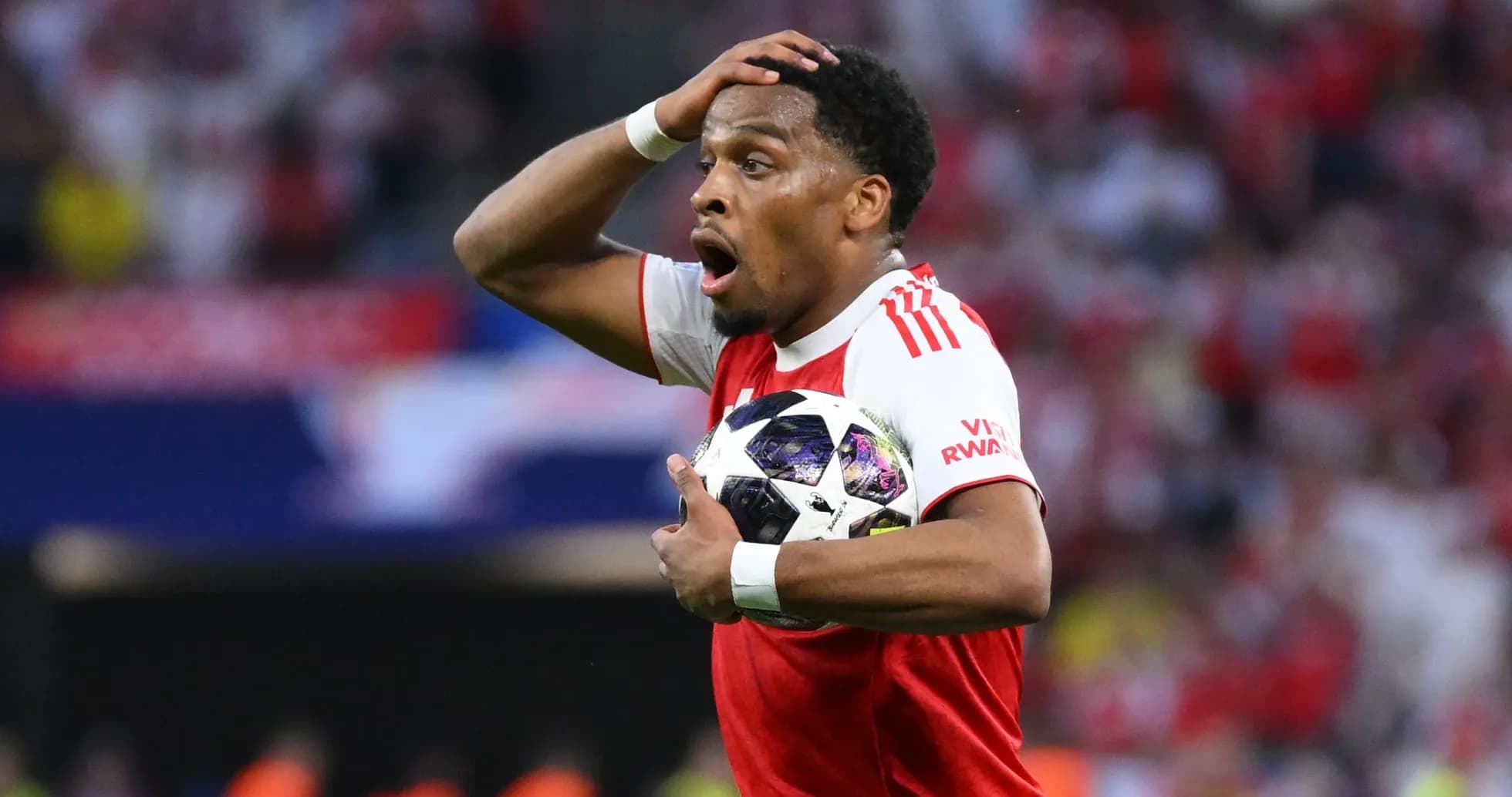Jugador sosteniendo el balón con expresión de sorpresa Jugador sosteniendo el balón con expresión de sorpresa