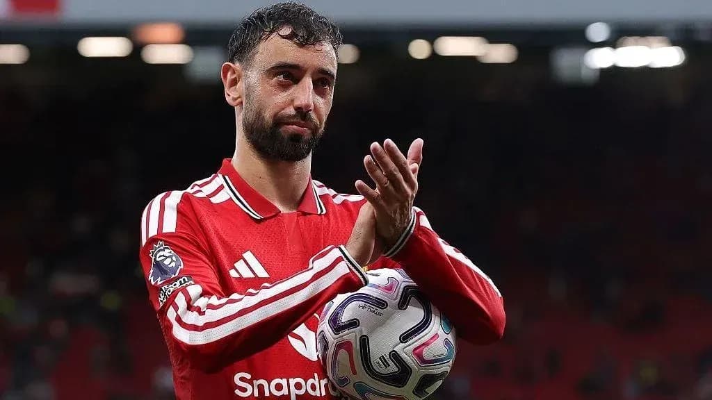 Bruno Fernandes aplaudiendo con balón en mano Bruno Fernandes aplaudiendo con balón en mano