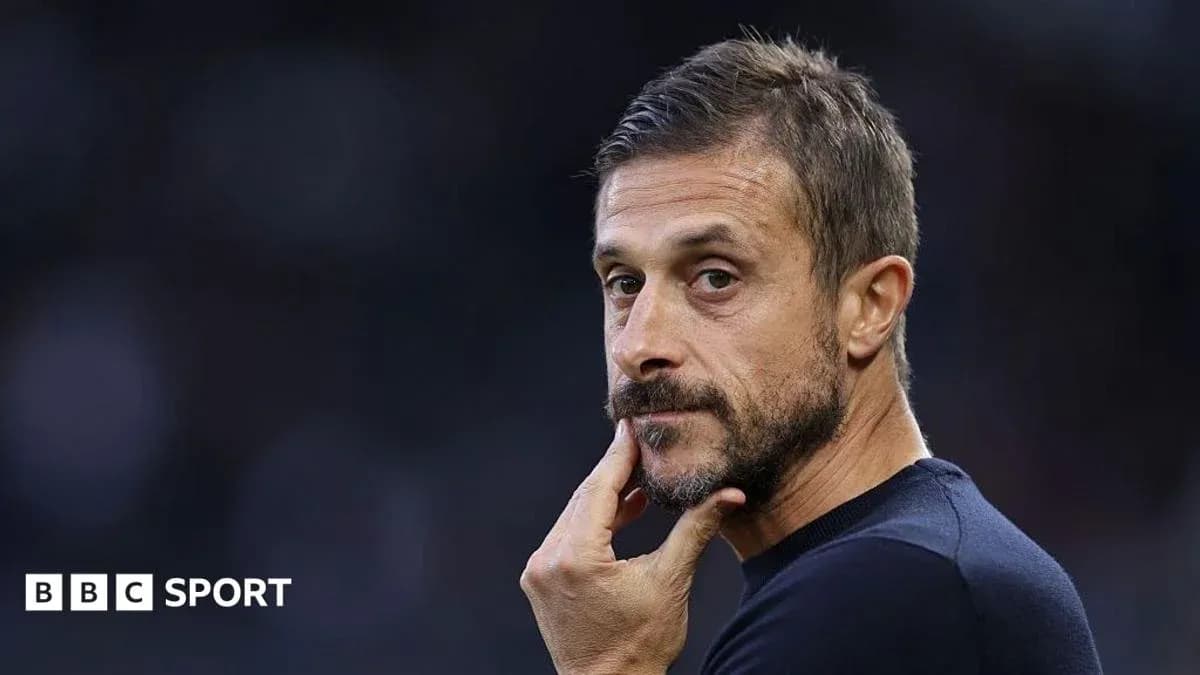 Entrenador pensativo durante un partido de fútbol Entrenador pensativo durante un partido de fútbol