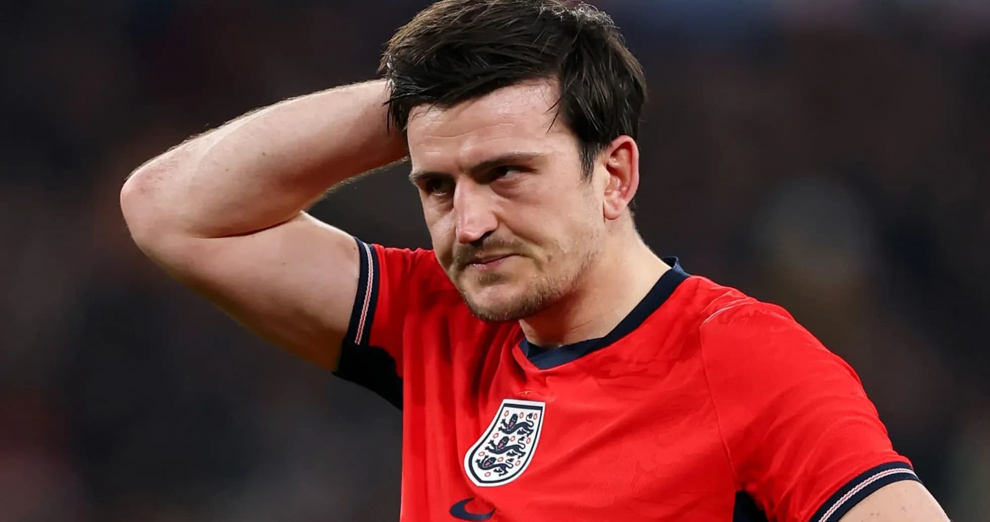 Jugador de Inglaterra con camiseta roja en el campo Jugador de Inglaterra con camiseta roja en el campo