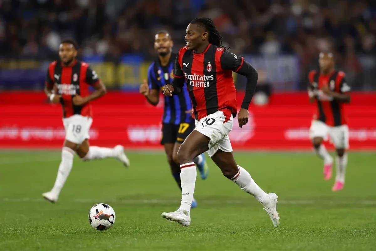 Jugador de AC Milan corriendo con el balón en el campo Jugador de AC Milan corriendo con el balón en el campo