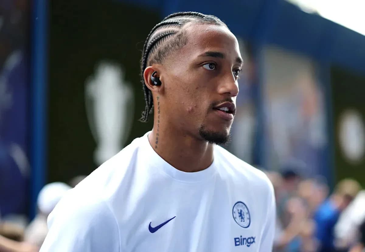 Jugador de Chelsea llegando al estadio con auriculares Jugador de Chelsea llegando al estadio con auriculares