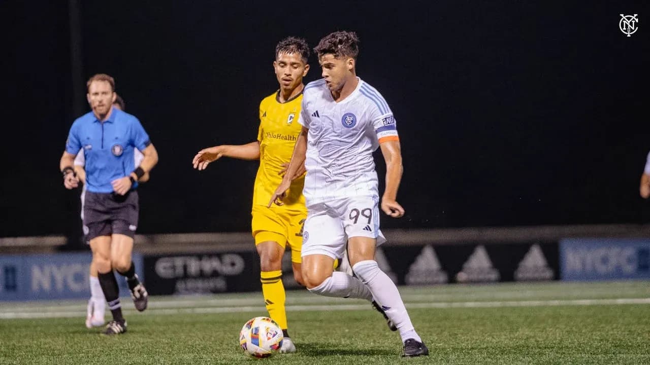 Jugador de NYC II driblando contra Columbus Crew II Jugador de NYC II driblando contra Columbus Crew II