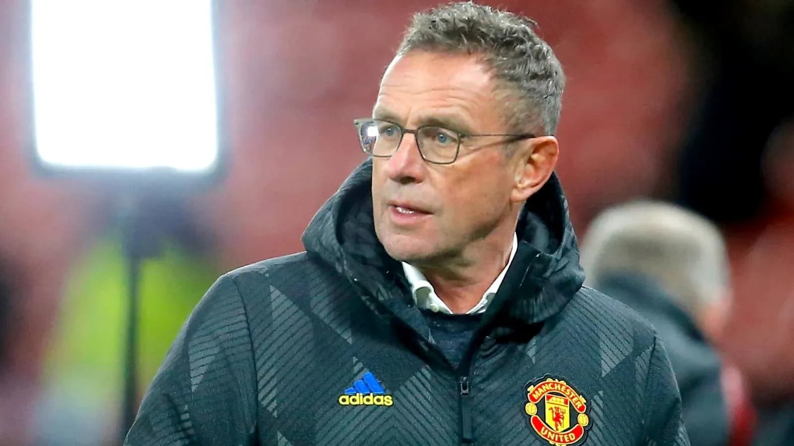 Entrenador de Manchester United en el banquillo Entrenador de Manchester United en el banquillo