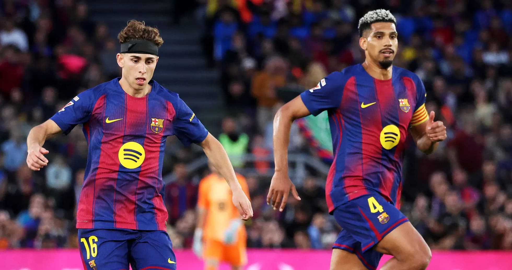 Jugadores del FC Barcelona corriendo en el campo Jugadores del FC Barcelona corriendo en el campo