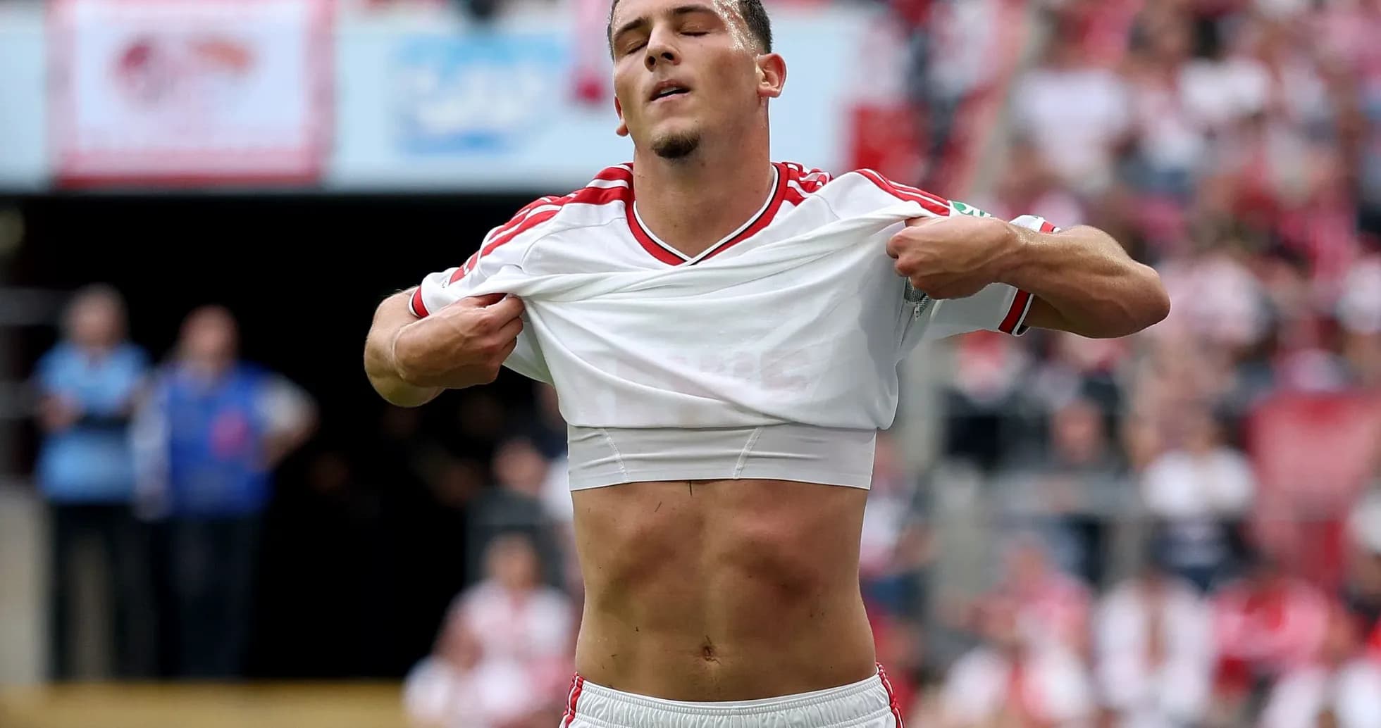 Jugador quitándose la camiseta durante el partido Jugador quitándose la camiseta durante el partido