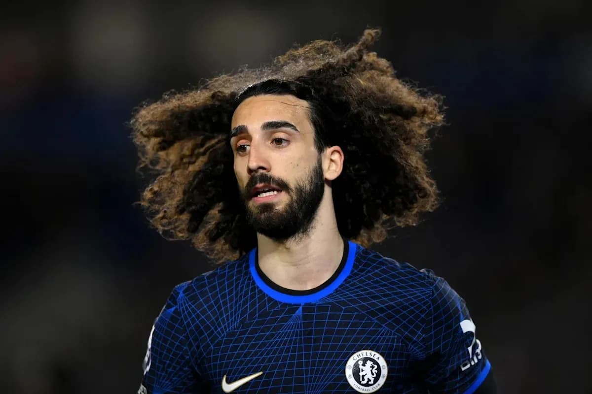 Jugador de Chelsea con cabello rizado durante partido Jugador de Chelsea con cabello rizado durante partido