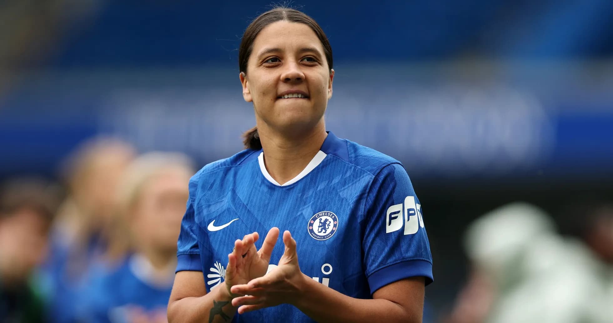 Jugadora de Chelsea aplaudiendo en el campo Jugadora de Chelsea aplaudiendo en el campo