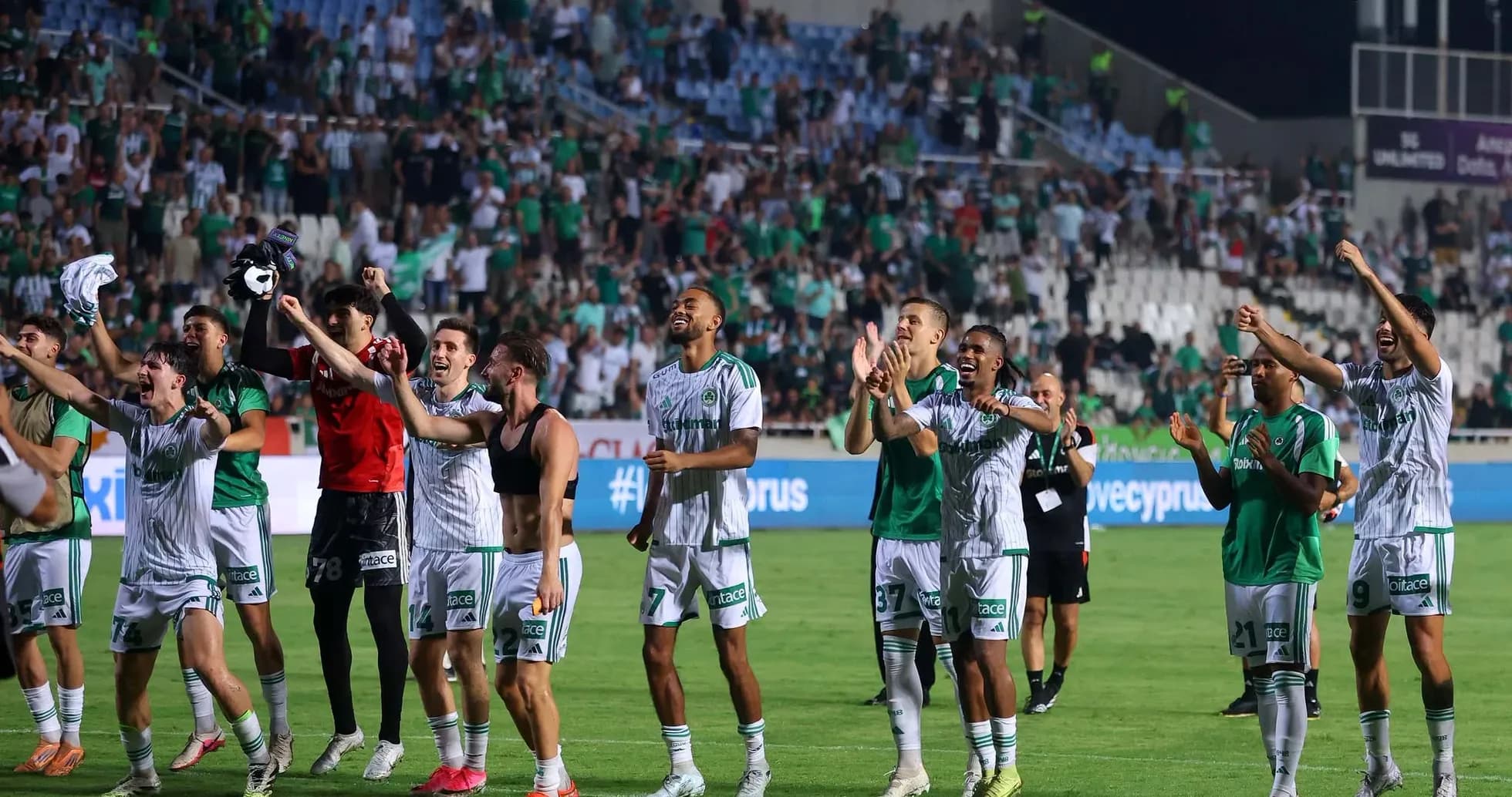 Jugadores de Omonia celebrando con la afición Jugadores de Omonia celebrando con la afición