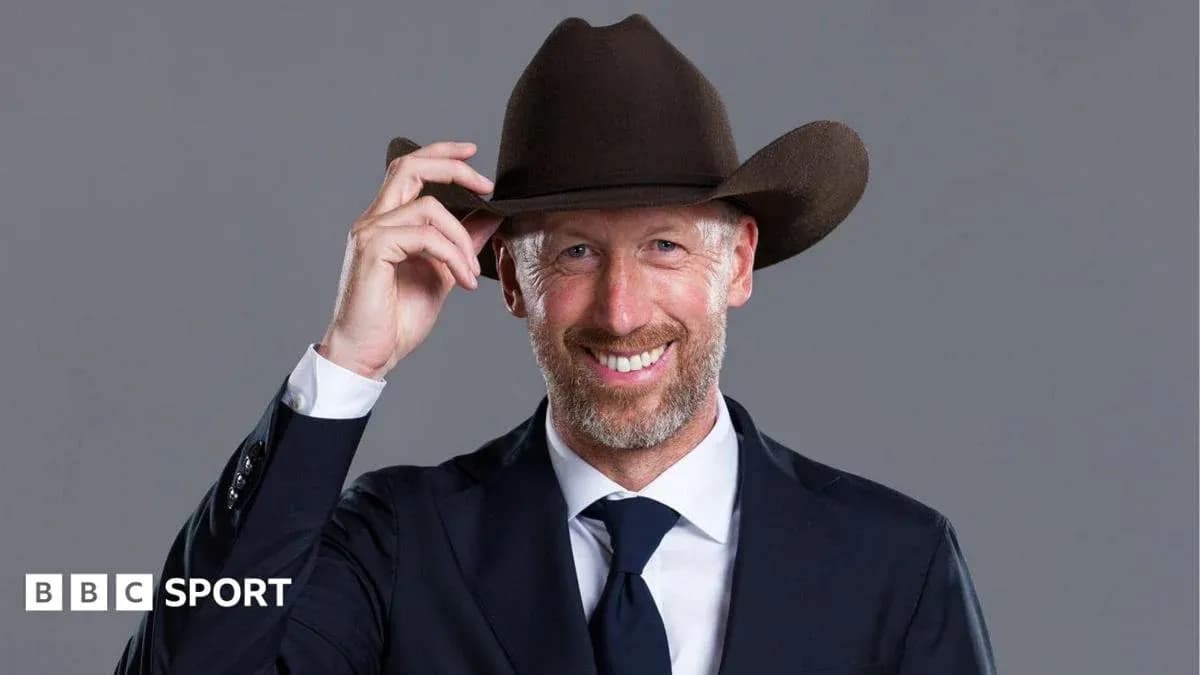 Hombre con sombrero vaquero y traje sonriendo Hombre con sombrero vaquero y traje sonriendo