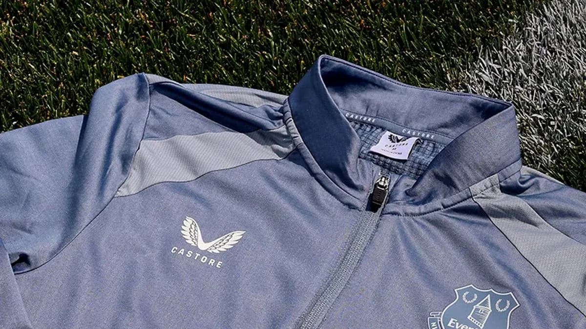 Chaqueta de entrenamiento del Everton FC sobre césped Chaqueta de entrenamiento del Everton FC sobre césped