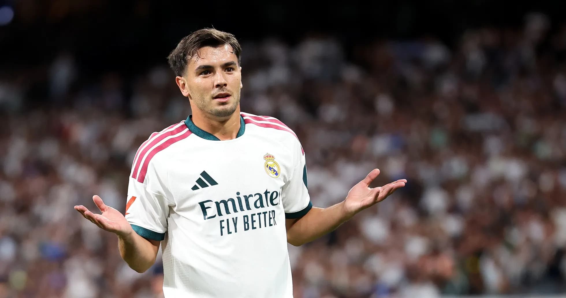 Jugador de Real Madrid gesticulando durante el partido Jugador de Real Madrid gesticulando durante el partido