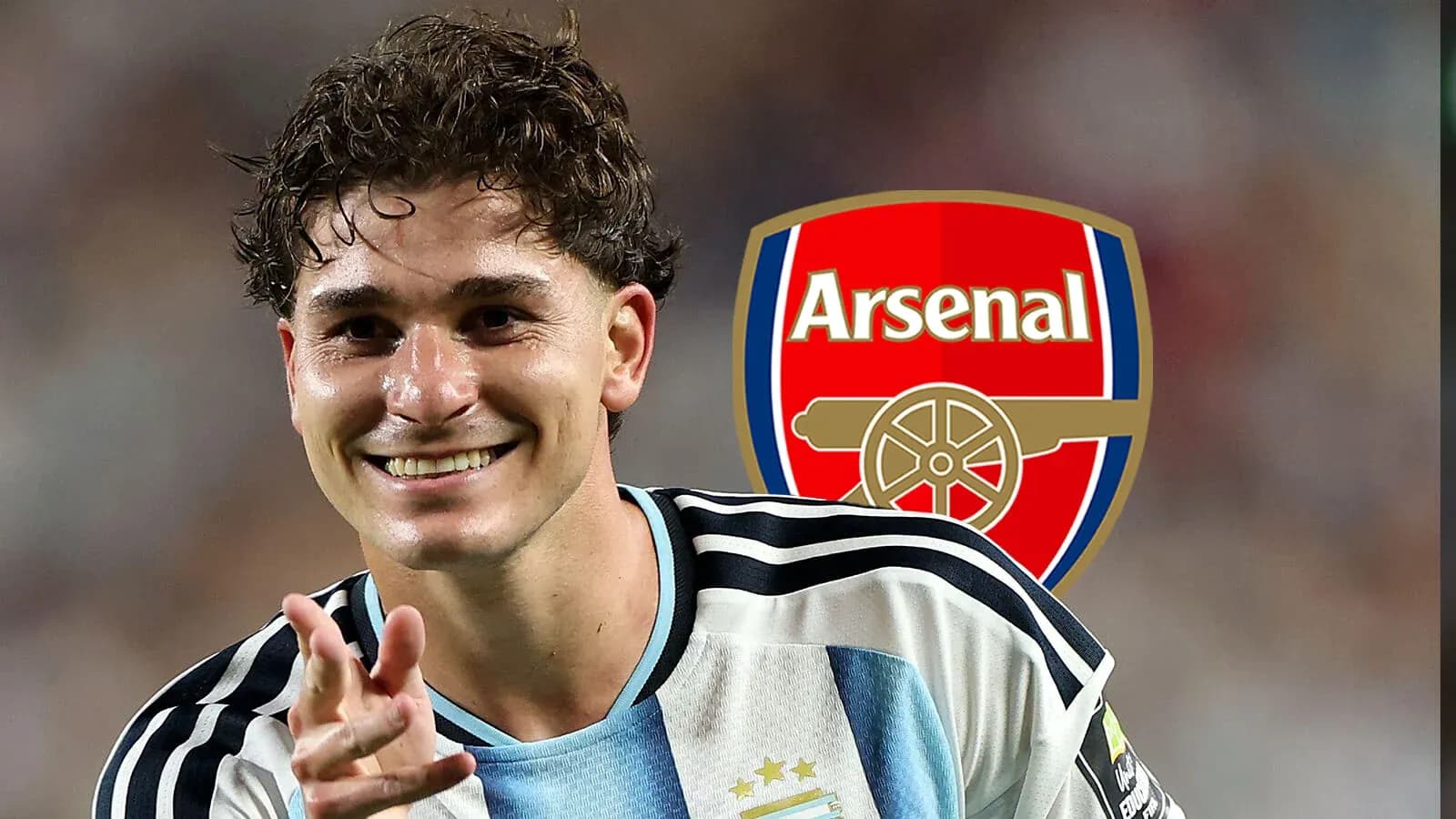 Jugador argentino sonriendo con el escudo de Arsenal Jugador argentino sonriendo con el escudo de Arsenal