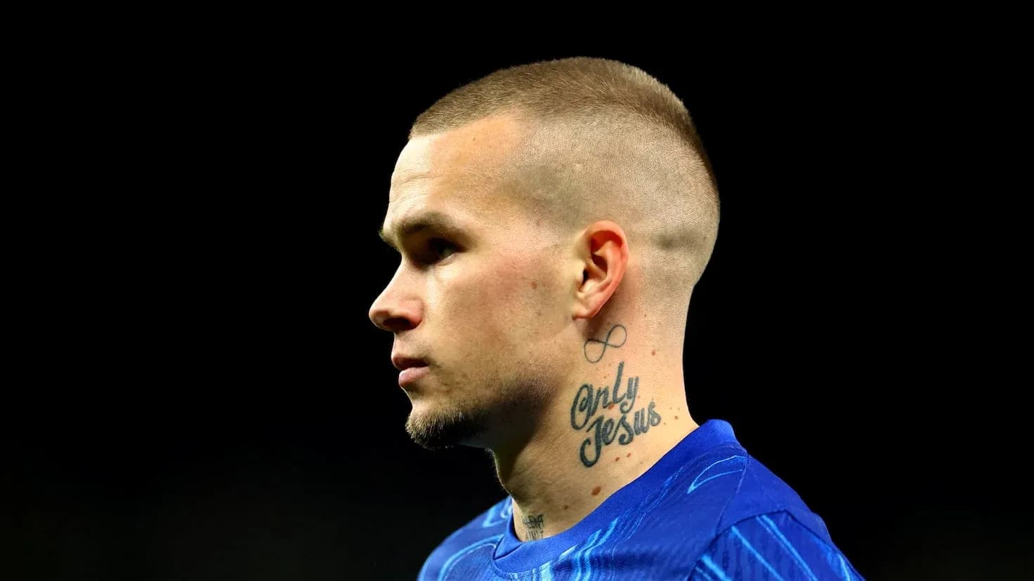Jugador con camiseta azul mirando hacia un lado Jugador con camiseta azul mirando hacia un lado