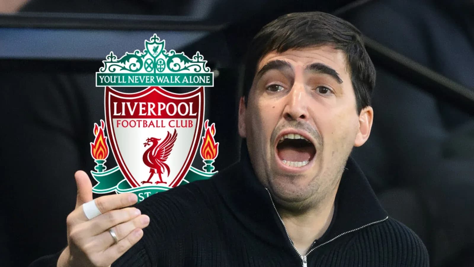Entrenador gesticulando con el escudo de Liverpool Entrenador gesticulando con el escudo de Liverpool